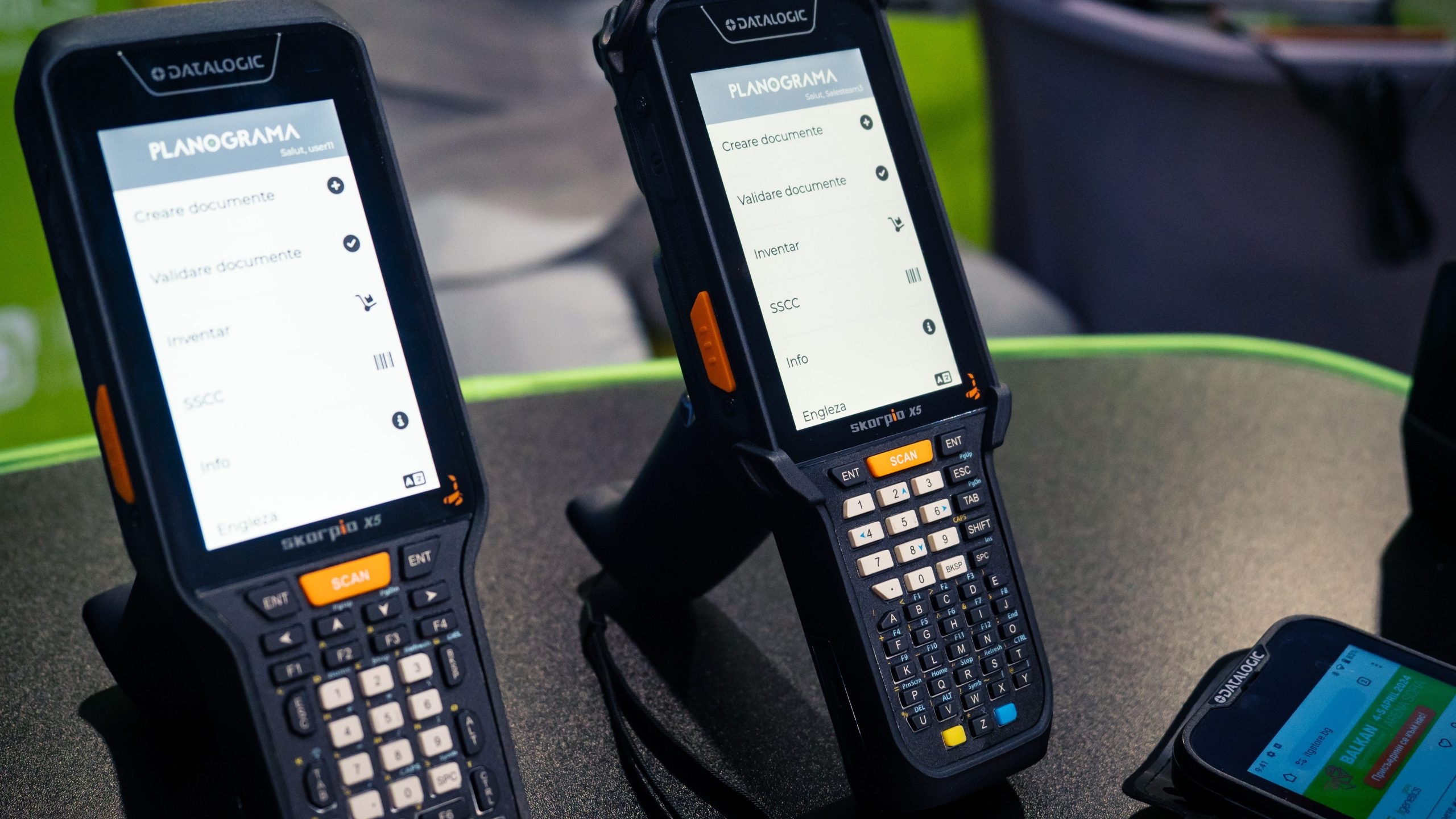 Das Hauptmenü der Planograma-App auf zwei Datalogic-Handhelds: Dokumente erstellen, Dokumente validieren, Inventur, SSCC und Info